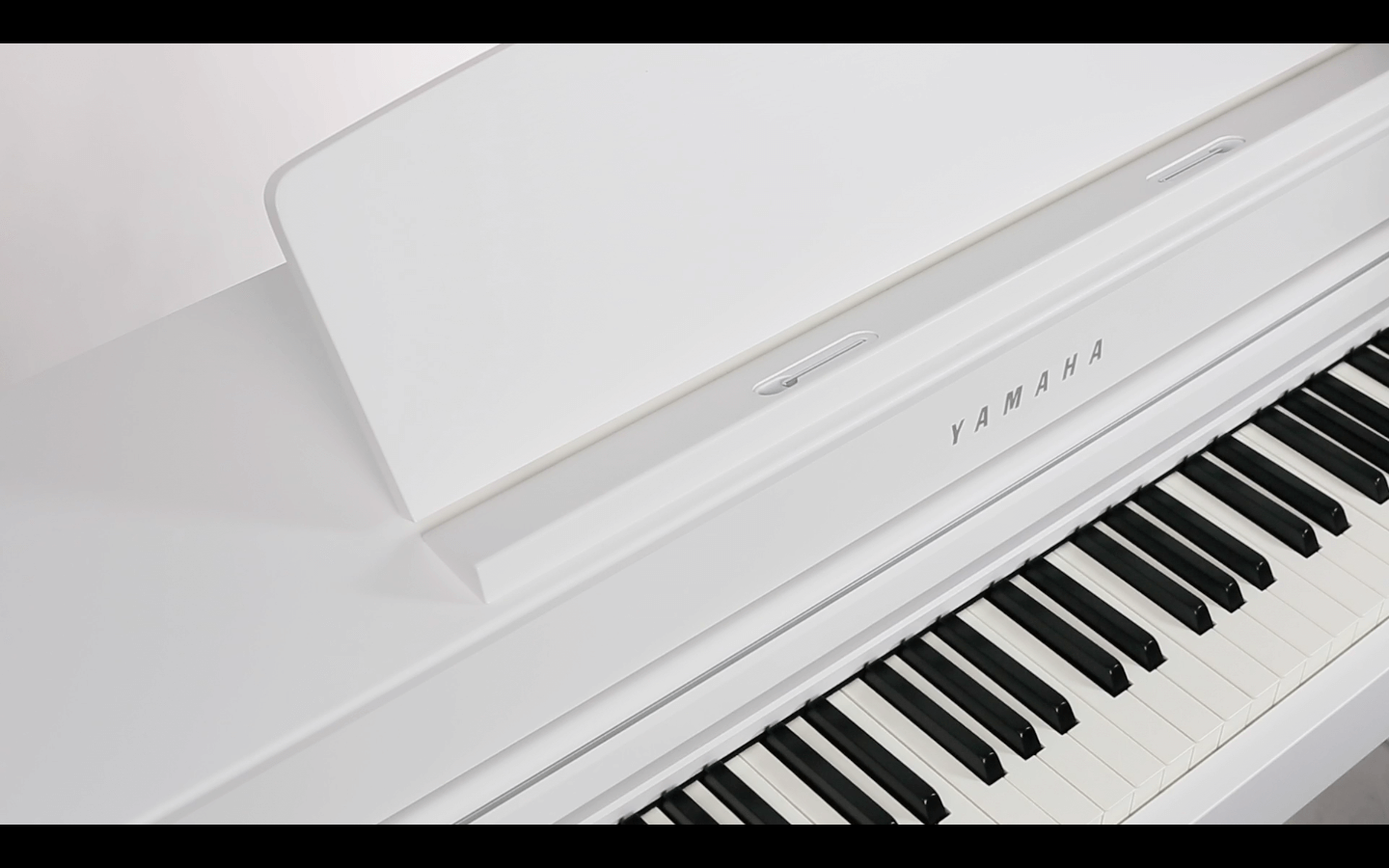 белое пианино Yamaha Clavinova CLP-575