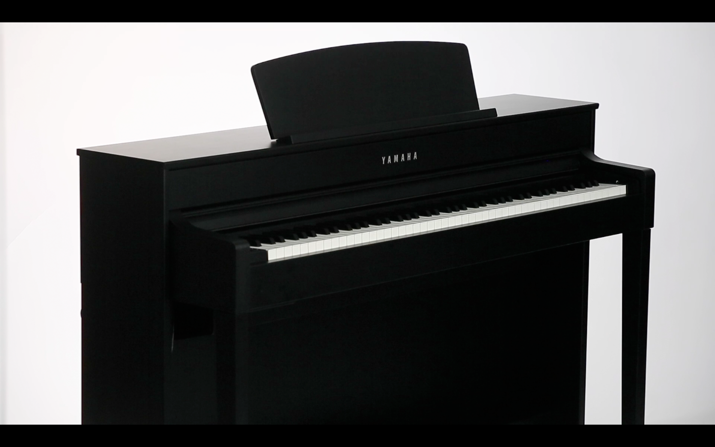 черное пианино Yamaha Clavinova CLP-575
